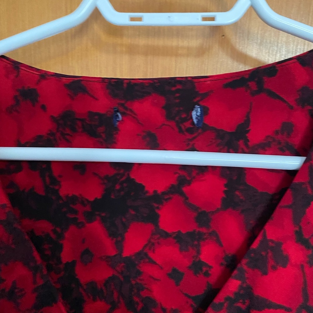 Elegant Red and Black Floral Dress - Picture 3 of 3